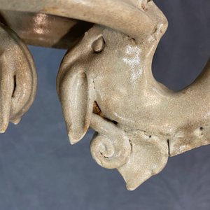 Een Chinese crèmekleurige steengoed amfoor met oren in de vorm van draken, Sui/Tang — foto 20