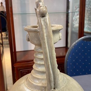 Een Chinese crèmekleurige steengoed amfoor met oren in de vorm van draken, Sui/Tang — foto 22
