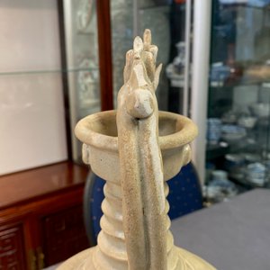 Een Chinese crèmekleurige steengoed amfoor met oren in de vorm van draken, Sui/Tang — foto 30
