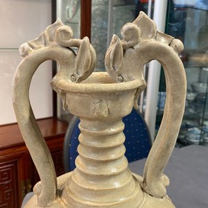 Een Chinese crèmekleurige steengoed amfoor met oren in de vorm van draken, Sui/Tang — foto 34