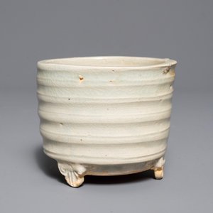 Een Chinese cylindrische qingbai wierookbrander, Song of Yuan — foto 1