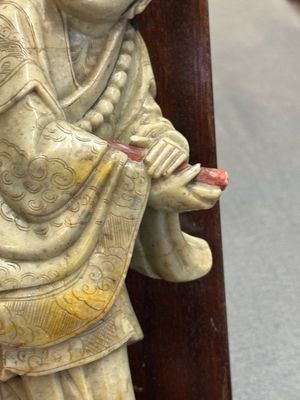 Een Chinese deels gepolychromeerde zeepstenen figuur op houten sokkel, 18e eeuw — foto 4