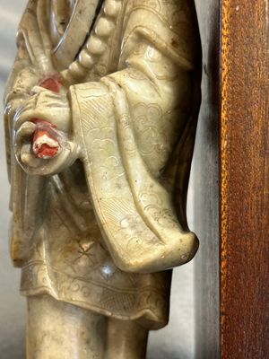 Een Chinese deels gepolychromeerde zeepstenen figuur op houten sokkel, 18e eeuw — foto 9