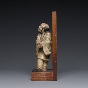 Een Chinese deels gepolychromeerde zeepstenen figuur op houten sokkel, 18e eeuw — foto 2