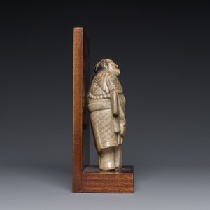 Een Chinese deels gepolychromeerde zeepstenen figuur op houten sokkel, 18e eeuw — foto 3