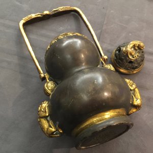 Een Chinese deels verguld bronzen hangende wierookbrander met deksel, Kangxi merk, Qing — foto 7