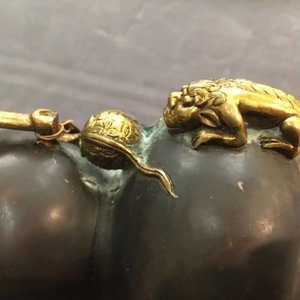 Een Chinese deels verguld bronzen hangende wierookbrander met deksel, Kangxi merk, Qing — foto 8
