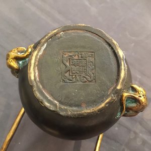 Een Chinese deels verguld bronzen hangende wierookbrander met deksel, Kangxi merk, Qing — foto 10