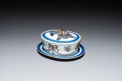 Een Chinese deels vergulde blauw-witte terrine en deksel op onderschotel voor de Zweedse markt, Jiaqing