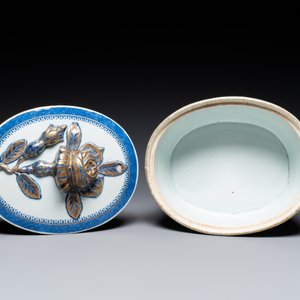 Een Chinese deels vergulde blauw-witte terrine en deksel op onderschotel voor de Zweedse markt, Jiaqing — foto 7