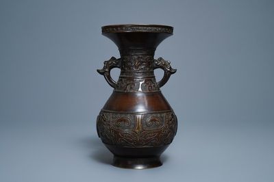 Een Chinese deels vergulde bronzen archaïsche vaas, Xuande merk, 18e eeuw