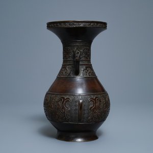 Een Chinese deels vergulde bronzen archaïsche vaas, Xuande merk, 18e eeuw — foto 2