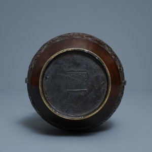 Een Chinese deels vergulde bronzen archaïsche vaas, Xuande merk, 18e eeuw — foto 6