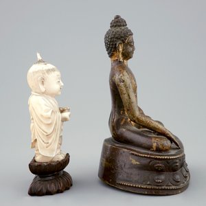Een Chinese deels vergulde bronzen boeddha en een jongentje in gesculpteerd ivoor, 19e eeuw — foto 5