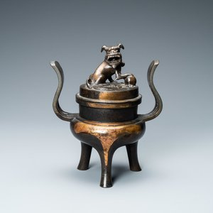 Een Chinese deels vergulde bronzen driepotige wierookbrander met deksel, Ming — foto 1