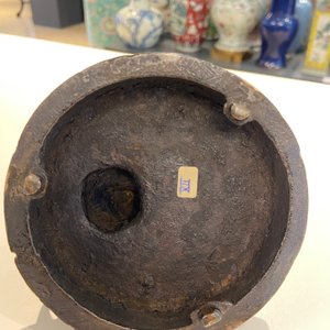 Een Chinese deels vergulde bronzen driepotige wierookbrander met deksel, Ming — foto 14