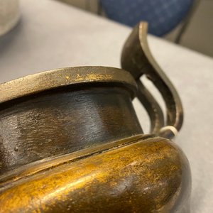 Een Chinese deels vergulde bronzen driepotige wierookbrander met deksel, Ming — foto 20