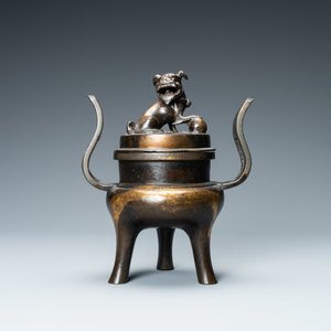 Een Chinese deels vergulde bronzen driepotige wierookbrander met deksel, Ming — foto 2