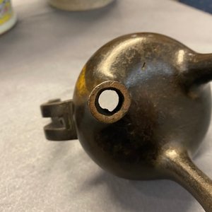 Een Chinese deels vergulde bronzen driepotige wierookbrander met deksel, Ming — foto 22