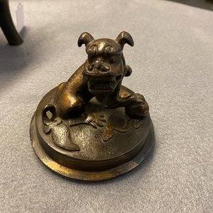 Een Chinese deels vergulde bronzen driepotige wierookbrander met deksel, Ming — foto 25