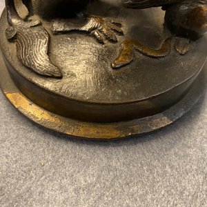 Een Chinese deels vergulde bronzen driepotige wierookbrander met deksel, Ming — foto 26
