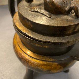 Een Chinese deels vergulde bronzen driepotige wierookbrander met deksel, Ming — foto 30