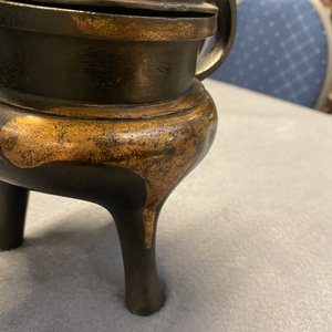 Een Chinese deels vergulde bronzen driepotige wierookbrander met deksel, Ming — foto 32