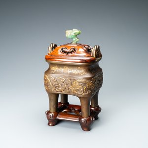 Een Chinese deels vergulde bronzen wierookbrander met deksel in hout en jade, Xuande merk, Kangxi — foto 1