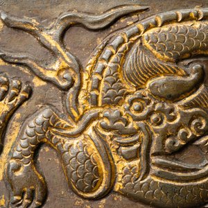 Een Chinese deels vergulde bronzen wierookbrander met deksel in hout en jade, Xuande merk, Kangxi — foto 12
