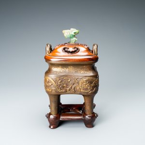 Een Chinese deels vergulde bronzen wierookbrander met deksel in hout en jade, Xuande merk, Kangxi — foto 2