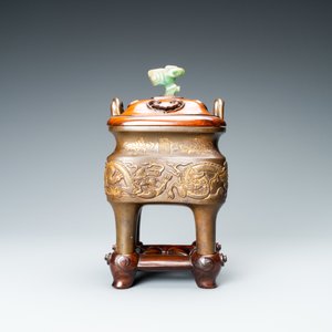 Een Chinese deels vergulde bronzen wierookbrander met deksel in hout en jade, Xuande merk, Kangxi — foto 3