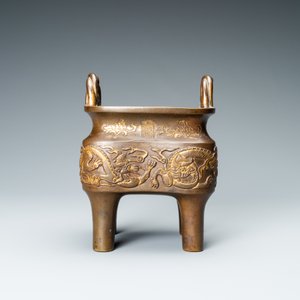 Een Chinese deels vergulde bronzen wierookbrander met deksel in hout en jade, Xuande merk, Kangxi — foto 4