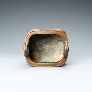 Een Chinese deels vergulde bronzen wierookbrander met deksel in hout en jade, Xuande merk, Kangxi — foto 8