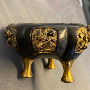 Een Chinese deels vergulde en gelakte driepotige bronzen wierookbrander, Ming — foto 13