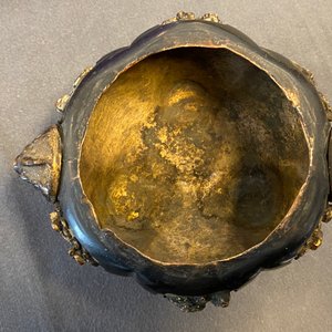 Een Chinese deels vergulde en gelakte driepotige bronzen wierookbrander, Ming — foto 18