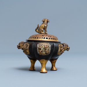 Een Chinese deels vergulde en gelakte driepotige bronzen wierookbrander, Ming — foto 4