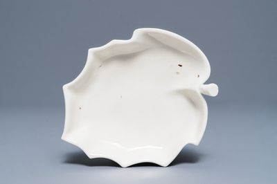 Een Chinese Dehua blanc de Chine bladvormige penselenwasser, Kangxi