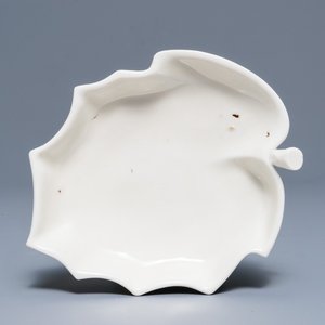 Een Chinese Dehua blanc de Chine bladvormige penselenwasser, Kangxi — foto 1
