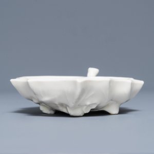 Een Chinese Dehua blanc de Chine bladvormige penselenwasser, Kangxi — foto 4