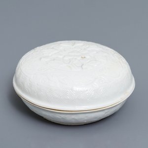 Een Chinese Dehua blanc de Chine dekseldoos met floraal reliëfdecor, reliëfmerk, Kangxi — foto 1