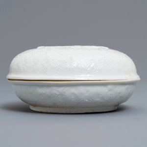 Een Chinese Dehua blanc de Chine dekseldoos met floraal reliëfdecor, reliëfmerk, Kangxi — foto 2