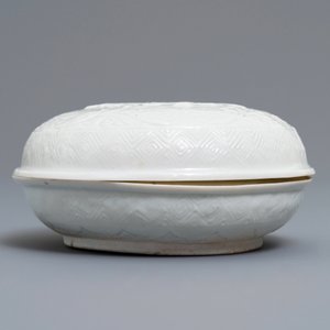 Een Chinese Dehua blanc de Chine dekseldoos met floraal reliëfdecor, reliëfmerk, Kangxi — foto 4