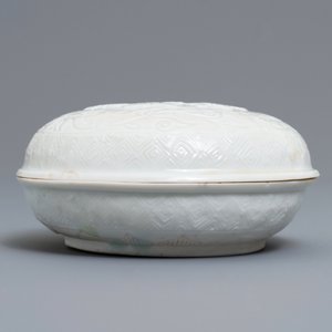 Een Chinese Dehua blanc de Chine dekseldoos met floraal reliëfdecor, reliëfmerk, Kangxi — foto 6
