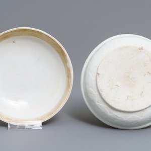 Een Chinese Dehua blanc de Chine dekseldoos met floraal reliëfdecor, reliëfmerk, Kangxi — foto 8