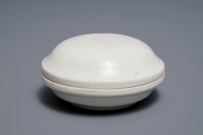 Een Chinese Dehua blanc de Chine dekseldoos met onderglazuur decor, Ming/Qing