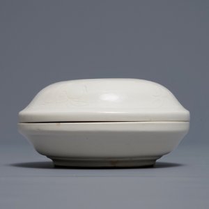 Een Chinese Dehua blanc de Chine dekseldoos met onderglazuur decor, Ming/Qing — foto 5