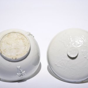 Een Chinese Dehua blanc de Chine dekselkom met reliëfdecor, 19e eeuw — foto 6