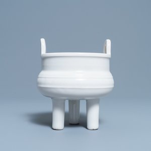 Een Chinese Dehua blanc de Chine driepotige wierookbrander, 18e eeuw — foto 1