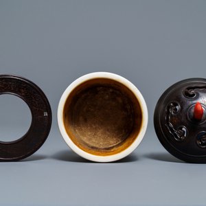 Een Chinese Dehua blanc de Chine driepotige wierookbrander, 19/20e eeuw — foto 5
