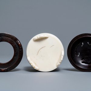 Een Chinese Dehua blanc de Chine driepotige wierookbrander, 19/20e eeuw — foto 6